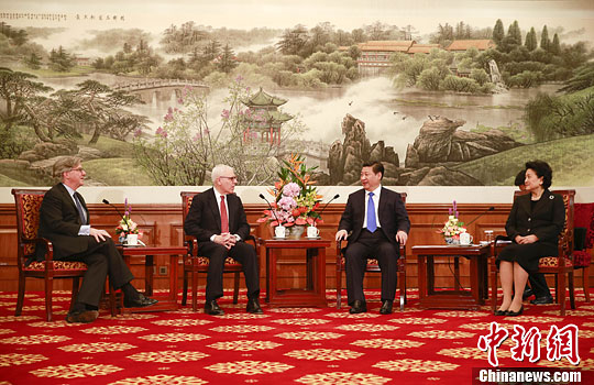 10月23日，中國(guó)國(guó)家主席習(xí)近平在北京釣魚臺(tái)國(guó)賓館會(huì)見清華大學(xué)經(jīng)濟(jì)管理學(xué)院顧問委員會(huì)海外委員。