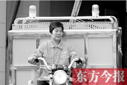 鄭州市金水區(qū)目前發(fā)放的第一批30輛新垃圾清運(yùn)車,已投入使用 鄭州市金水區(qū)目前發(fā)放的第一批30輛新垃圾清運(yùn)車,已投入使用