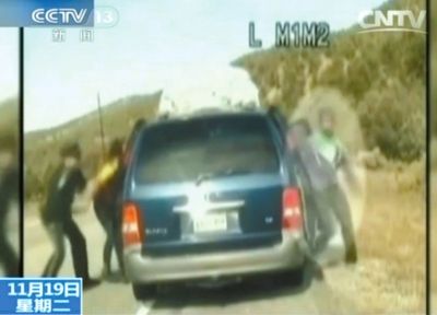 雷爾與警察爭執(zhí)，費雷爾兒子下車試圖保護媽媽。