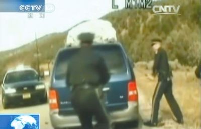 費雷爾再次上車，警察拿警棍砸車窗。