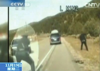 費雷爾駕車逃走，警察連開數(shù)槍。央視截圖