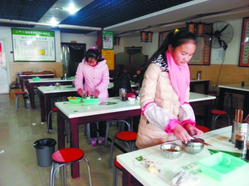 參加體驗(yàn)的兩名學(xué)生成功“入職”后,開(kāi)始收拾餐桌。