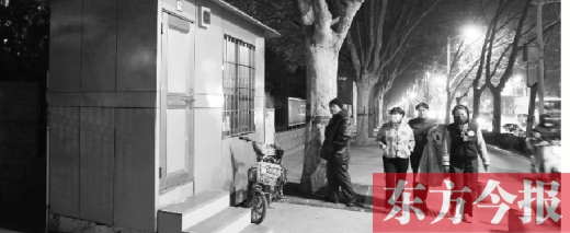 1月13日晚9點30分，鄭州市綠城廣場內的公廁依然開放