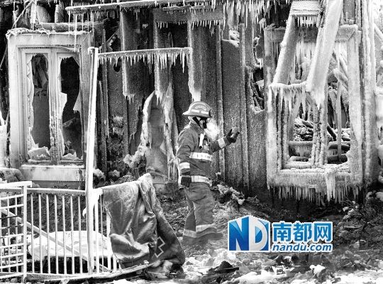 消防員用蒸汽機(jī)融化救火后殘留的冰層，尋找遇難者遺