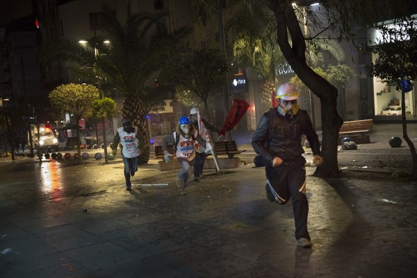 當(dāng)?shù)貢r間2014年2月25日，土耳其伊斯坦布爾，總理涉腐錄音引發(fā)全國抗議，要求本屆政府下臺。