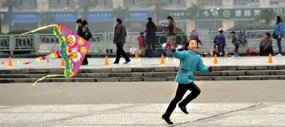 昨日，省會(huì)天氣晴好，春意盎然。上午，在綠城廣場(chǎng)，一個(gè)小女孩在快樂(lè)地放風(fēng)箏。