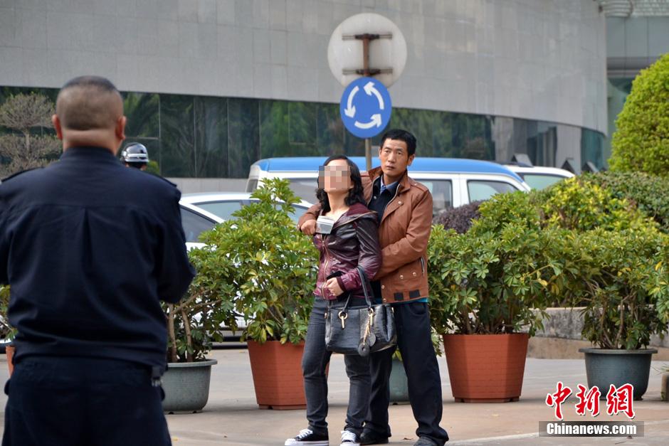 圖為劫持者與警方談判中。