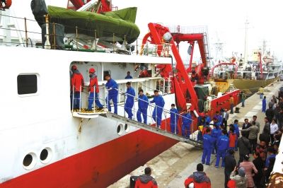  4月8日，“科學號”科學考察船從青島市中苑碼頭啟航，赴沖繩海槽區(qū)域進行科學考察。圖/CFP