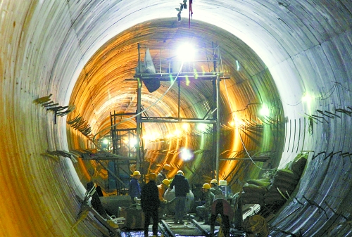 2012年12月30日，工人們在南水北調(diào)中線穿黃隧洞內(nèi)施工。