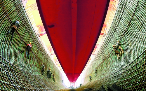 2月27日，南水北調(diào)中線鄧州湍河渡槽工程建設(shè)者在槽體內(nèi)扎鋼筋。