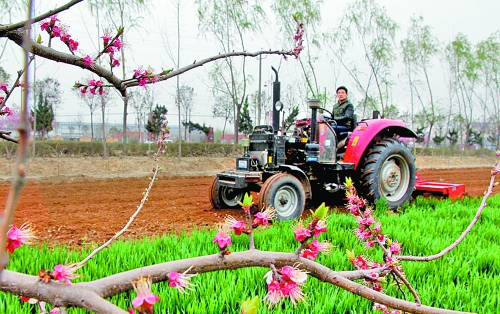 　　3月25日，武陟縣龍源辦事處東馬曲村村民正在田里耕作。時下正值春耕時節(jié)，武陟農(nóng)民紛紛抓住有利時機