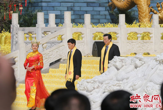 　河南省委書記、省人大常委會(huì)主任郭庚茂，河南省省長(zhǎng)謝伏瞻敬獻(xiàn)花籃。映象網(wǎng)記者 邵恰 攝