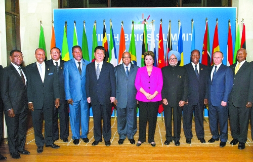 　3月27日，國(guó)家主席習(xí)近平在南非德班出席金磚國(guó)家領(lǐng)導(dǎo)人與非洲國(guó)家領(lǐng)導(dǎo)人對(duì)話會(huì)。這是與會(huì)領(lǐng)導(dǎo)人集體合