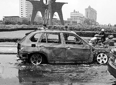 商丘一行駛中寶馬途中自燃 商丘一行駛中寶馬途中自燃