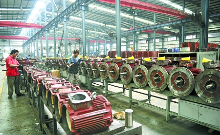 8月9日，南陽微特防爆電機有限公司員工生產(chǎn)出口訂單產(chǎn)品。