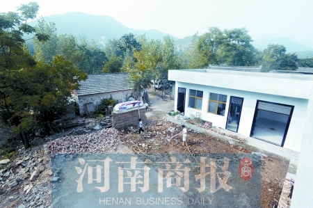 新校舍旁邊，是徐云玲和學(xué)生們用了多年的石頭校舍 河南商報(bào)記者 鄧萬里/攝