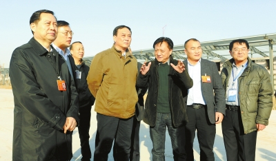 　　鄭州手拉手集團董事長賈長明（右三）向省農(nóng)業(yè)廳廳長朱孟洲（右四），省政府副秘書長、省政府駐京辦主任