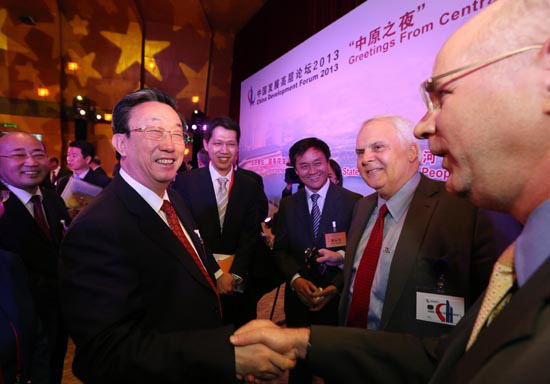 3月24日晚，省委書記、省長(zhǎng)郭庚茂在參加中國(guó)發(fā)展高層論壇“中原之夜”活動(dòng)時(shí)與外商親切握手交談。