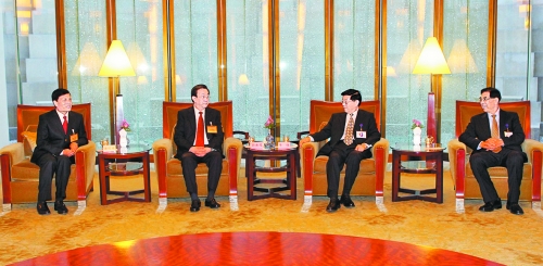 　3月24日，國務(wù)院發(fā)展研究中心主任李偉在北京會見了前來出席中國發(fā)展高層論壇“中原之夜”活動的河南省