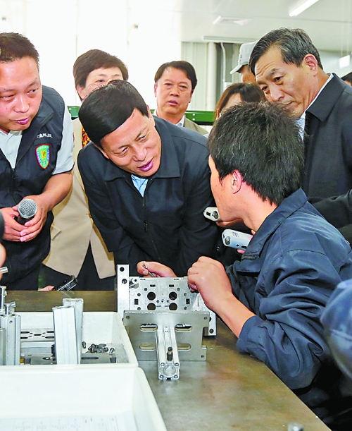 4月24日，省委副書記、省長謝伏瞻在濟(jì)源虎嶺產(chǎn)業(yè)集聚區(qū)考察。