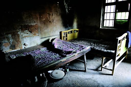 姐妹倆的臥室長期不通風，又潮又悶