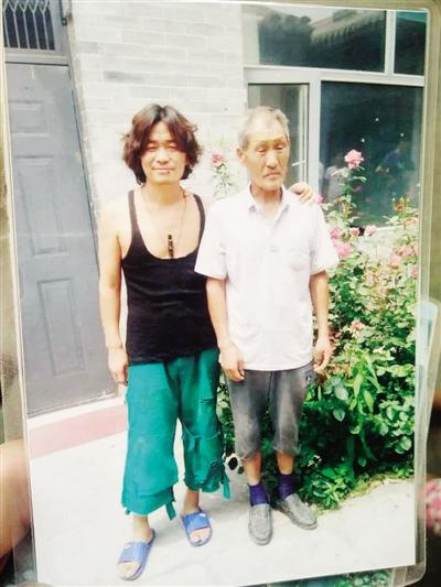 拍片間隙，王寶強(qiáng)與楊林貴在片場(chǎng)合影