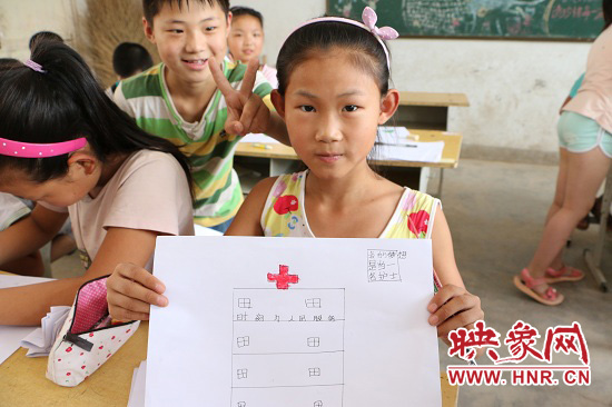 在以“中國(guó)夢(mèng)”主題 的繪畫(huà)課堂上，孩子們寫(xiě)下了自己的夢(mèng)想