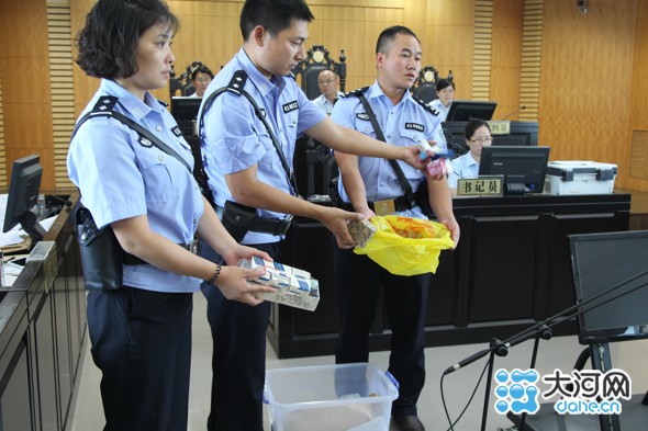 法警出示證據(jù) 法警出示證據(jù)