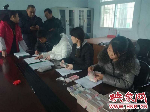 滎陽78名貴州籍農(nóng)民工兄弟拿到工資回家啦！