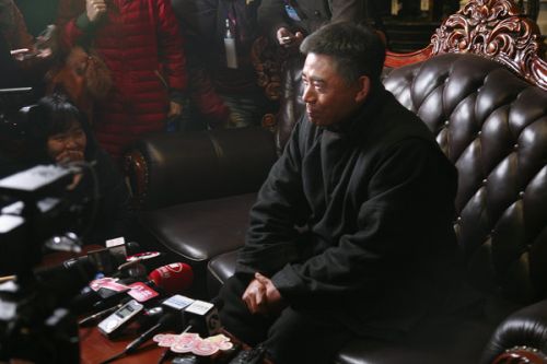 各路記者的長槍短炮對準了《大河兒女》主演陳寶國。