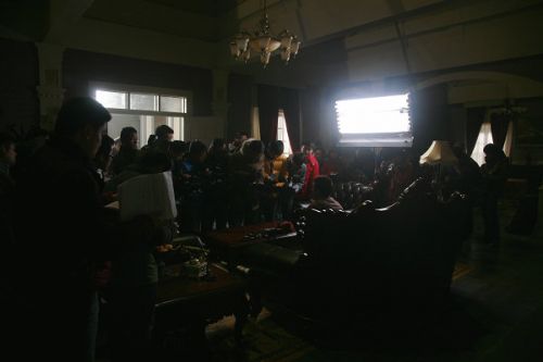 各路媒體記者探班《大河兒女》現(xiàn)場。