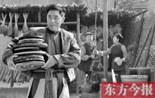 陳寶國(guó)在《大河兒女》中飾演男一號(hào)、燒制鈞瓷的手藝人賀焰生