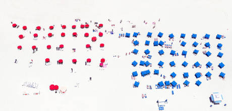 攝影師懸掛直升機外 千米高空拍海灘美景 攝影師懸掛直升機外 千米高空拍海灘美景