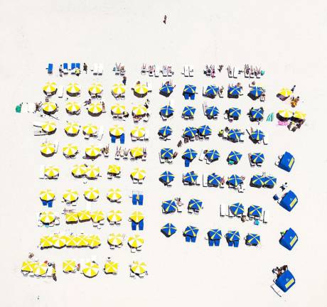 攝影師懸掛直升機外 千米高空拍海灘美景 攝影師懸掛直升機外 千米高空拍海灘美景