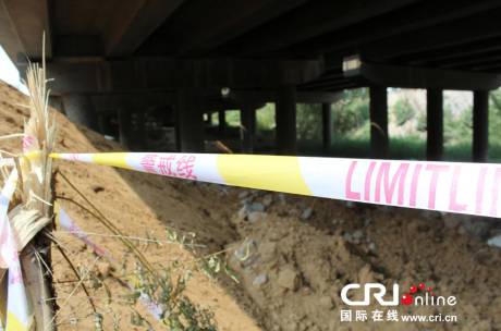 鄭州一橋墩被壓斷 村民阻車(chē)遭槍擊 鄭州一橋墩被壓斷 村民阻車(chē)遭槍擊