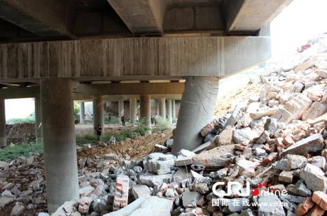 鄭州一橋墩被壓斷 村民阻車(chē)遭槍擊 鄭州一橋墩被壓斷 村民阻車(chē)遭槍擊