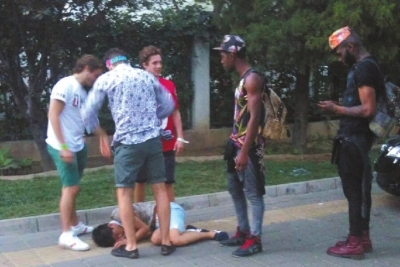 外籍男子當(dāng)街肩扛、腳踏醉漢