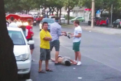 外籍男子當(dāng)街肩扛、腳踏醉漢