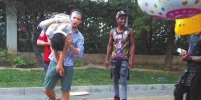 外籍男子當(dāng)街肩扛、腳踏醉漢