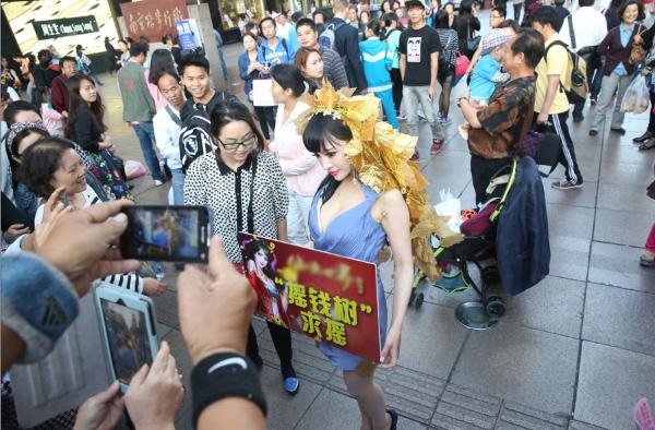 女子鬧市扮成“搖錢(qián)樹(shù)” 無(wú)人敢搖