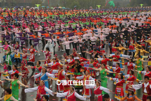 杭州3萬(wàn)余人齊跳排舞 成功挑戰(zhàn)吉尼斯 杭州3萬(wàn)余人齊跳排舞 成功挑戰(zhàn)吉尼斯