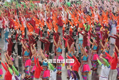 杭州3萬(wàn)余人齊跳排舞 成功挑戰(zhàn)吉尼斯 杭州3萬(wàn)余人齊跳排舞 成功挑戰(zhàn)吉尼斯