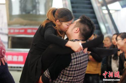 商家光棍節(jié)辦接吻大賽 冠軍獲iphone6 商家光棍節(jié)辦接吻大賽 冠軍獲iphone6