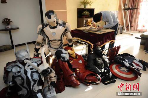 大學(xué)生自制“復(fù)仇者聯(lián)盟”全套服裝 大學(xué)生自制“復(fù)仇者聯(lián)盟”全套服裝