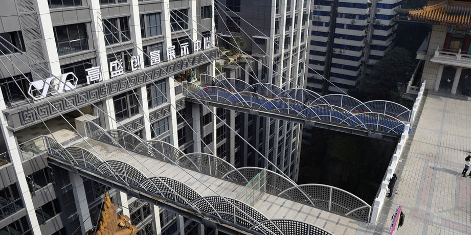 重慶現(xiàn)“最?！笨罩羞B廊 離地68.5米