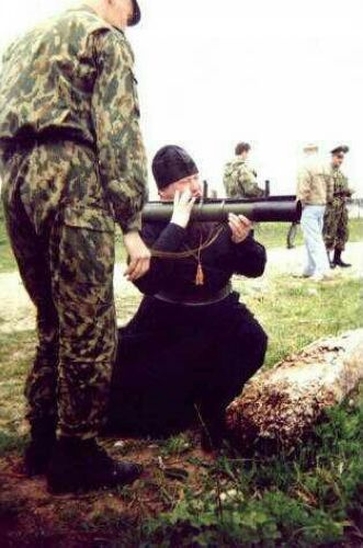 戰(zhàn)斗民族：牧師會(huì)開光能打槍懂賣萌