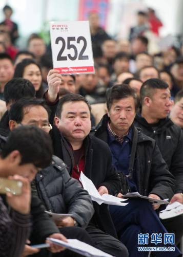 首批106輛中央公車全部溢價拍出 首批106輛中央公車全部溢價拍出