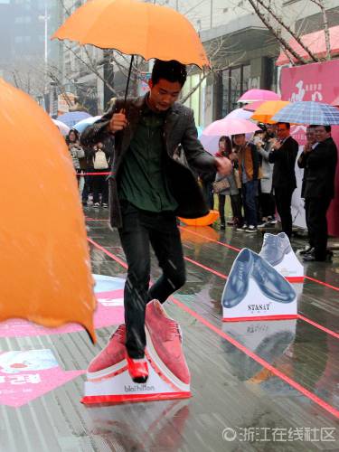 猛男穿高跟鞋賽跑 千姿百態(tài) 猛男穿高跟鞋賽跑 千姿百態(tài)