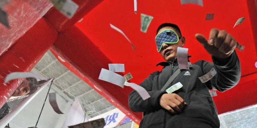 沈陽(yáng)房交會(huì)上演蒙眼撈錢(qián)促銷(xiāo) 沈陽(yáng)房交會(huì)上演蒙眼撈錢(qián)促銷(xiāo)