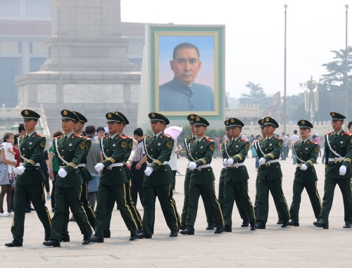 孫中山巨幅畫(huà)像亮相天安門廣場(chǎng) 孫中山巨幅畫(huà)像亮相天安門廣場(chǎng)